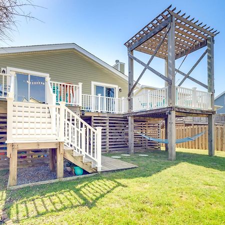 Coastal Home With Deck And Outdoor Shower 악마 힐스 외부 사진