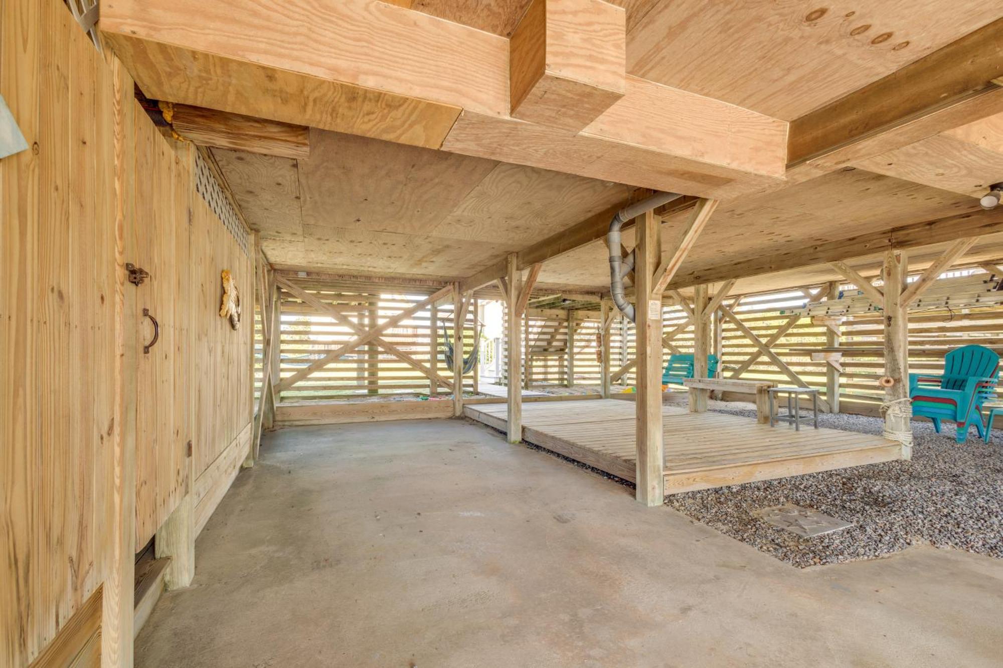 Coastal Home With Deck And Outdoor Shower 악마 힐스 외부 사진